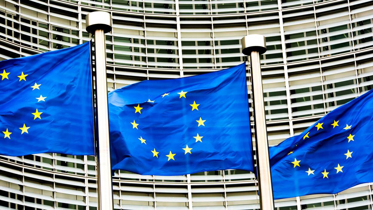 Wapperende Europese vlaggen voor een kantoorgebouw