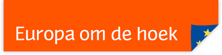 Oranje banner met de tekst Europa om de hoek. De rechterhoek is omgeklapt en toont een deel van de Europese vlag.