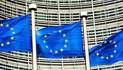 Europese vlaggen bij de kantoren van de Europese unie