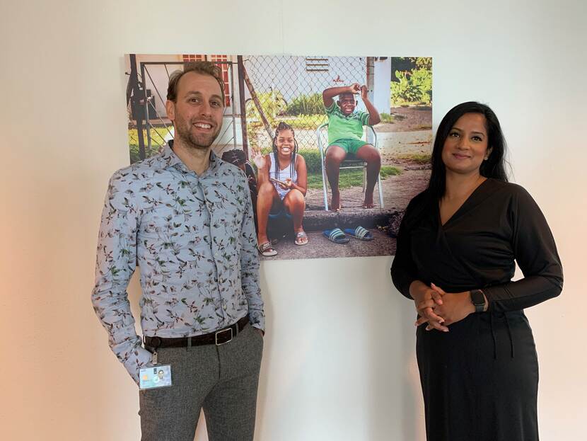 Foto van twee collega's van het ministerie van SZW voor een fotoschilderij