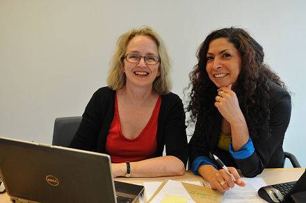 Nieuwsbrief ESF 2 2014 Twee voorvrouwen van het Flevolandse ESF-programmabureau Frauke Ricklefs van de gemeente Almere en Afi de Haan - Oubaibra van Devotus