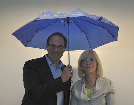 Nieuwsbrief ESF 3 2014 Björn Greven, projectleider ESF en Programmamanager Ineke Schouten onder een paraplu met Europees logo