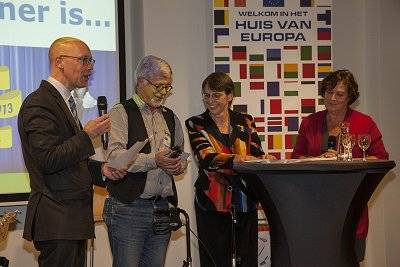 Nieuwsbrief ESF 4 2013 Staatssecretaris Jetta Klijnsma van Sociale Zaken en Werkgelegenheid overhandigde Aat van Iterson, stagecoördinator bij GSG Het Segment, de ESF Award.