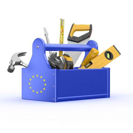 Nieuwsbrief ESF 1 2014 tekening van een toolkit met het logo van de Europese Unie erop
