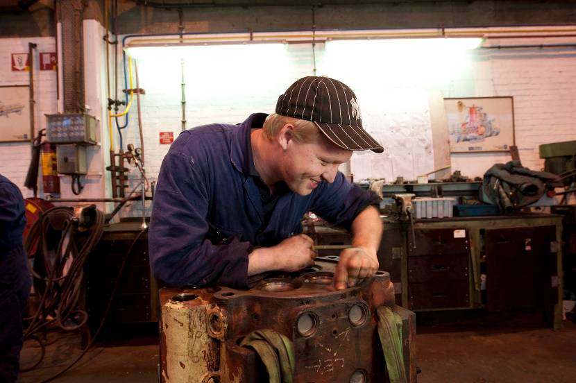 Foto van jonge man aan het werk op een werkbank