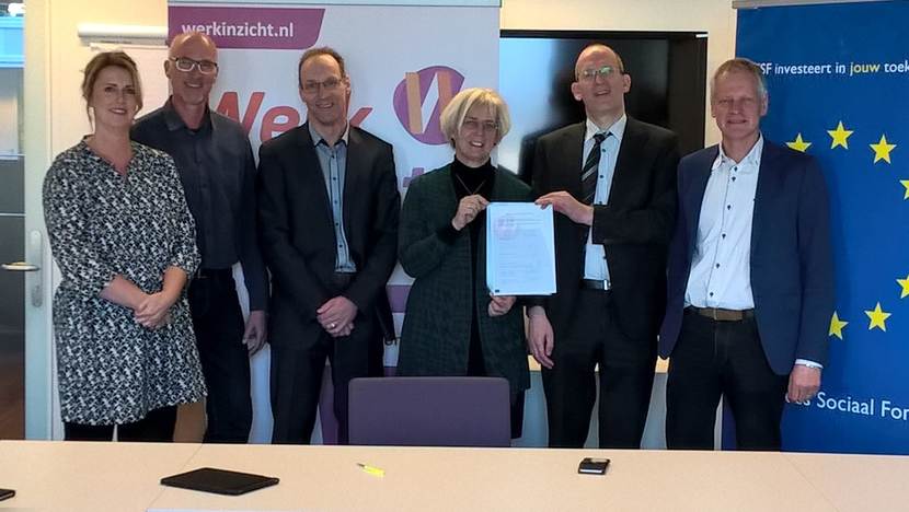 De afgevaardigde directeuren van de arbeidsmarktregio Groningen ondertekenen de consensusverklaring Gelijke kansen en Non Discriminatie.