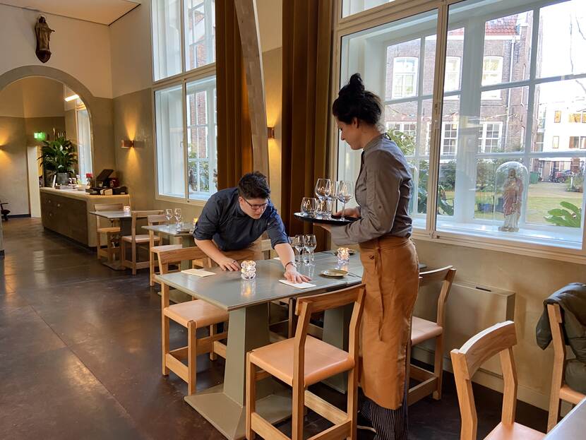 Leermeester Lonneke van Dijk en leerling Janno in het restaurant De Kloosterkeuken in Haarlem